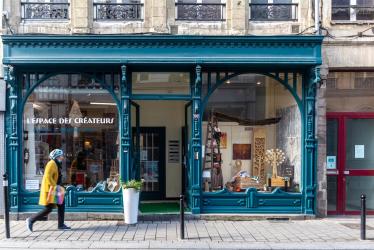 L espace des createurs deux mains la terre marc zommer photographies 12